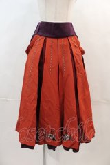 Ozz oneste / 椿刺繍プリーツ袴風スカート  オレンジＸ紫 I-24-04-15-065-OO-SK-HD-ZT198