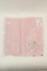 画像2: Maison de FLEUR / とんかつ・えびふらいのしっぽタオルハンカチ  ピンク I-24-07-22-108-LO-ZA-HD-ZTK015 (2)