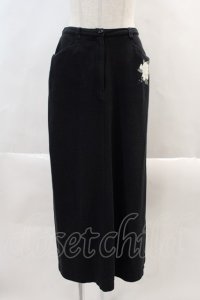 INGEBORG / ワンポイントカメリアptカットスカート  黒 I-24-07-31-096-LO-SK-AS-ZS