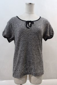 INGEBORG / リボン&ロゴ刺繍半袖トップス  グレー I-24-08-19-063-LO-TO-HD-ZT412