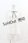 Amavel / うさぎ×メッセージ刺繍入り　配色リボンタイ付半袖ブラウス  白Ｘ黒 I-24-12-01-010-CA-BL-HD-ZT162