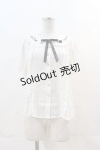 Amavel / うさぎ×メッセージ刺繍入り　配色リボンタイ付半袖ブラウス  白Ｘ黒 I-24-12-01-010-CA-BL-HD-ZT162