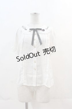 画像1: Amavel / うさぎ×メッセージ刺繍入り　配色リボンタイ付半袖ブラウス  白Ｘ黒 I-24-12-01-010-CA-BL-HD-ZT162