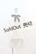 Amavel / 赤ずきんモチーフ刺繍入り　配色リボンタイ付ブラウス  アイボリー I-24-12-01-002-CA-BL-HD-ZT162