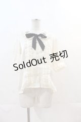 Amavel / 赤ずきんモチーフ刺繍入り　配色リボンタイ付ブラウス  アイボリー I-24-12-01-002-CA-BL-HD-ZT162