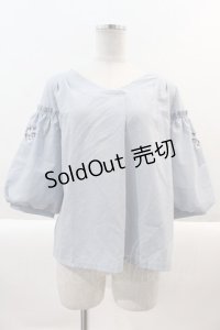 axes femme / 袖フラワー刺繍パフ袖プルオーバー  サックス I-25-01-10-017-AX-TO-AS-ZT379