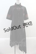 Ozz oneste / ダブル襟刺繍スナップボタン半袖シャツワンピース  黒Ｘ赤 I-25-01-20-101-OO-OP-HD-ZI