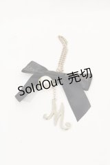 Maison de FLEUR / イニシャルバッグチャーム  黒Ｘシルバー I-25-02-04-039-LO-ZA-HD-ZT-K015