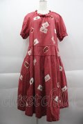 PINK HOUSE / PINK HOUSE×HELLO KITTY ネームワッペン使いワンピース  赤 I-25-03-29-080-LO-OP-HD-ZI