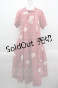 PINK HOUSE / PINK HOUSE×HELLO KITTY ネームワッペン使いワンピース  赤 I-25-03-29-080-LO-OP-HD-ZI