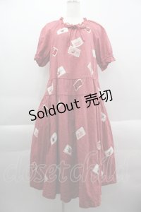 PINK HOUSE / PINK HOUSE×HELLO KITTY ネームワッペン使いワンピース  赤 I-25-03-29-080-LO-OP-HD-ZI