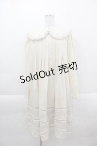 axes femme POETIQUE / サテンフリルカラータックワンピース  アイボリー I-25-04-12-104-AX-OP-HD-ZI
