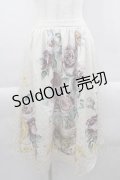 axes femme NOSTALGIE / ローズ花瓶プリントスカート  白 I-25-04-12-120-AX-SK-HD-ZI