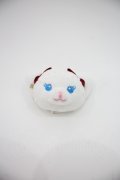 BABY,THE STARS SHINE BRIGHT / ねこくみゃちゃんクリップブローチ  白Ｘ赤 I-25-04-16-119-BA-AC-HD-ZI