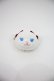 画像1: BABY,THE STARS SHINE BRIGHT / ねこくみゃちゃんクリップブローチ  白Ｘ赤 I-25-04-16-119-BA-AC-HD-ZI (1)