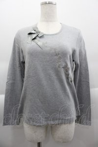 INGEBORG / ロゴリボン付きリボン刺繍カットソー S グレー I-25-04-16-027-LO-TO-HD-ZI