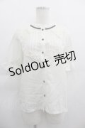 axes femme POETIQUE / 花ブローチ付プチスタンドブラウス  生成り I-25-05-07-024-AX-BL-HD-ZI
