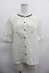 axes femme POETIQUE / 花ブローチ付プチスタンドブラウス  生成り I-25-05-07-024-AX-BL-HD-ZI