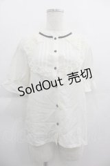 axes femme POETIQUE / 花ブローチ付プチスタンドブラウス  生成り I-25-05-07-024-AX-BL-HD-ZI