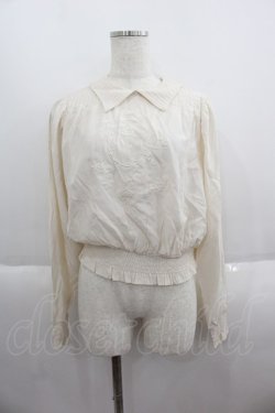 画像1: an another angelus / 変形カラー同色ローズ刺繍プルオーバーブラウス  アイボリー I-25-05-19-003-CA-BL-HD-ZI