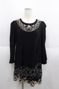 Cherir la femme / スカラップラウンド刺繍長袖チュニック  黒Ｘゴールド I-25-06-01-035-LO-TO-HD-ZI