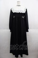 Jamie エーエヌケー / ハイネック刺繍サイドベルトロングワンピース  黒Ｘ白 I-25-06-04-065-LO-OP-HD-ZI