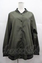 NieR Clothing / バックNieRちゃんブルゾンジャケット F カーキＸ黒 I-25-06-25-039-PU-JA-HD-ZI