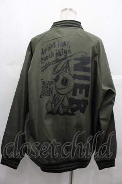 画像2: NieR Clothing / バックNieRちゃんブルゾンジャケット F カーキＸ黒 I-25-06-25-039-PU-JA-HD-ZI