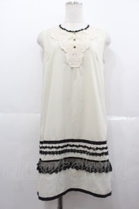axes femme / ノーカラーノースリーブワンピース  白Ｘ黒 I-25-07-06-069-AX-OP-HD-ZI
