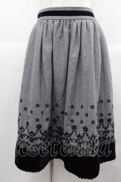 画像1: axes femme / 裾刺繍入りミディスカート  グレーＸ黒 I-25-07-06-095-AX-SK-HD-ZI