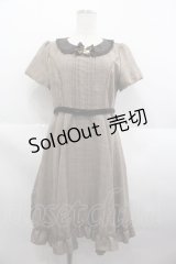 axes femme / リボンパールブローチ付きラメチェック半袖ワンピース  ブラウン I-25-07-09-086-AX-OP-HD-ZI