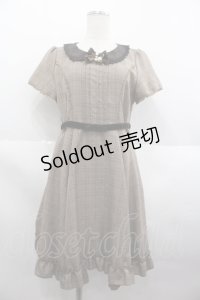 axes femme / リボンパールブローチ付きラメチェック半袖ワンピース  ブラウン I-25-07-09-086-AX-OP-HD-ZI