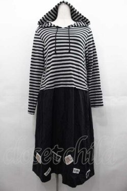 画像1: PINK HOUSE / ボーダー切替ワッペンワンピース  グレーＸ黒 I-25-07-16-076-LO-OP-HD-ZI