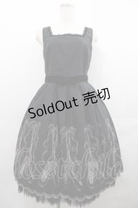 Emily Temple cute / トゥーシューズ刺繍リボンベルト付ノースリーブワンピース  黒 I-25-07-23-036-ET-OP-HD-ZI