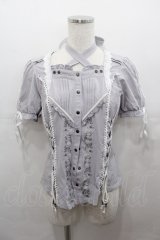 Ozz oneste / 薔薇刺繍スナップボタン半袖ブラウス  グレー I-25-07-27-041-OO-BL-HD-ZI