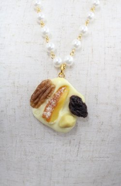 画像1: Q-pot. / Dry Fruits Chocolatネックレス  白 I-25-08-04-097-QP-AC-HD-ZI
