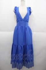 axes femme POETIQUE / トランプ刺繍ピナフォアワンピース  サックス I-25-08-25-057-AX-OP-AS-ZT493