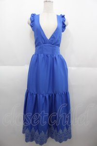 axes femme POETIQUE / トランプ刺繍ピナフォアワンピース  サックス I-25-08-25-057-AX-OP-AS-ZT493