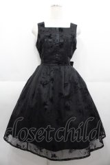 Moi-meme-Moitie / 花柄フロッキーミニジャンパースカート  黒 I-25-08-25-062-MO-OP-HD-ZI