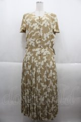 INGEBORG / リボン柄半袖プリーツワンピース  ベージュ I-25-09-21-070-LO-OP-HD-ZI