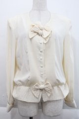 INGEBORG / ピンタックダブルリボンノーカラーブラウス  アイボリー I-25-09-21-013-LO-BL-HD-ZI