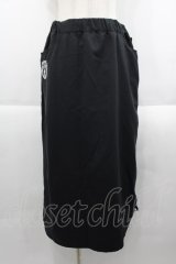 NieR Clothing / エンブレム刺繍スカート  黒Ｘ白 I-25-09-24-051-PU-SK-SA-ZI