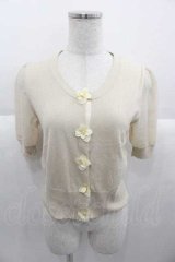 F&A / フラワーモチーフ釦半袖ニットカーディガン  ベージュ I-25-09-30-025-LO-TO-SA-ZI