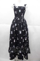 Ms LUTRA / ラビットアルファベット柄ジャンパースカート  黒 I-25-10-04-083-LO-OP-SA-ZS