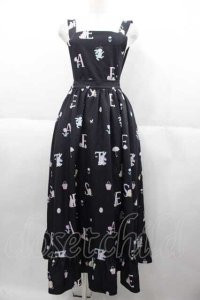 Ms LUTRA / ラビットアルファベット柄ジャンパースカート  黒 I-25-10-04-083-LO-OP-SA-ZS