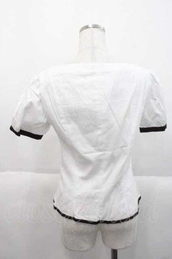 画像2: MARBLE / リボンブローチ付き半袖ブラウス  白Ｘブラウン I-25-10-10-028-GO-BL-SA-ZI