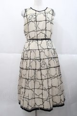 INGEBORG / カメリア風枠柄ノースリーブワンピース  アイボリーＸ黒 I-25-10-18-060-LO-OP-SA-ZI