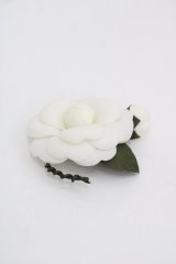 KANEKO ISAO / カメリアコサージュ  白Ｘ緑 I-25-10-24-049-EL-AC-SA-ZI