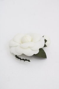 KANEKO ISAO / カメリアコサージュ  白Ｘ緑 I-25-10-24-049-EL-AC-SA-ZI