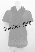 Rozen Kavalier / フリル立ち襟スナップボタン半袖シャツ  黒 I-25-10-24-081-OO-BL-SA-ZI